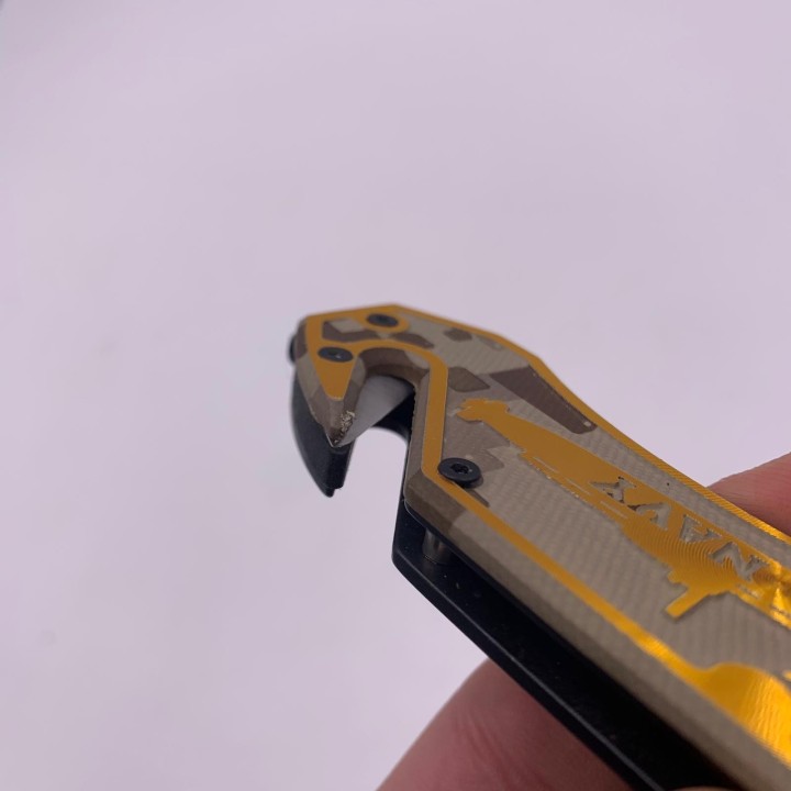 Briceag manual, Model Navy, Auriu, Sistem Prindere la curea, Taiere Centura si spargator geamuri, Otel, 20 cm